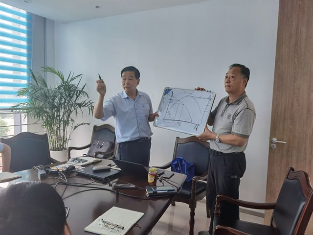 我院特邀請原南京水務(wù)集團總工吳志成來我院授課(圖2)